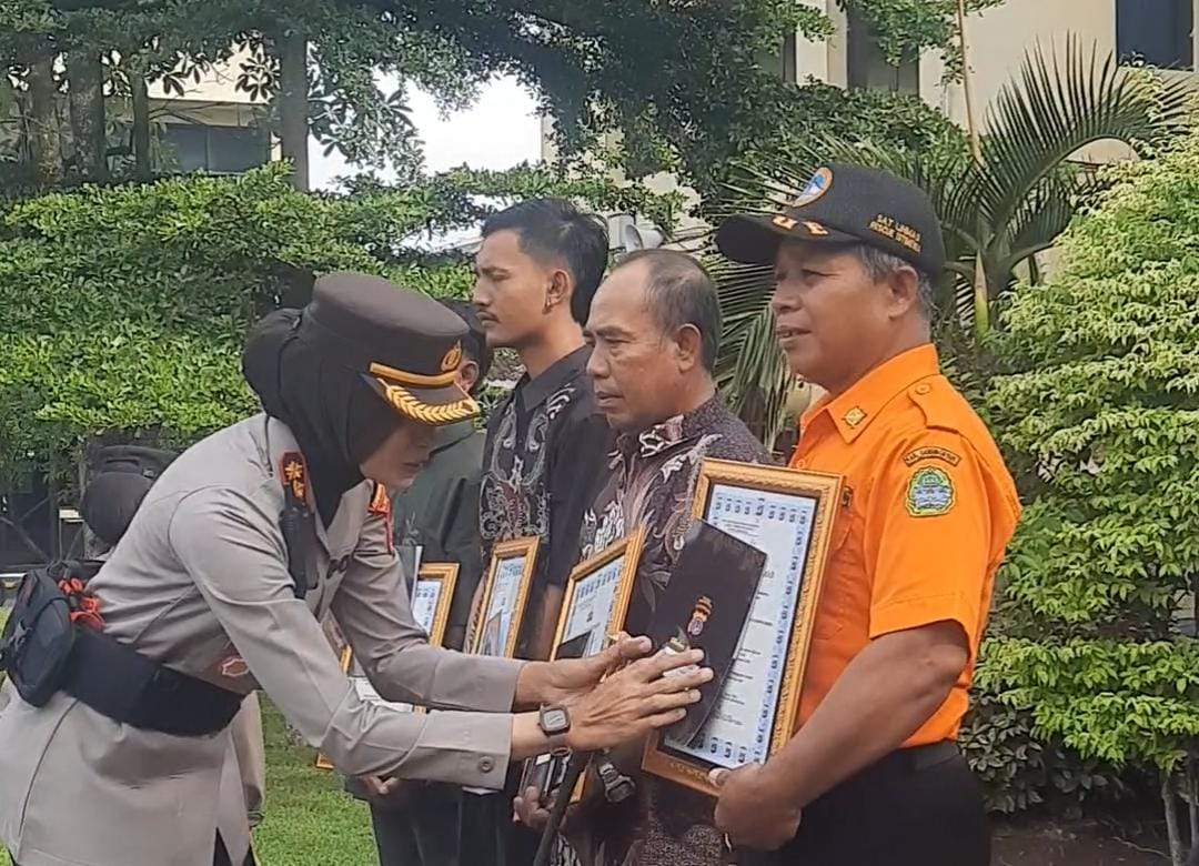 Kapolres Gunung Kidul, AKBP Ary Murtini memberikan penghargaan piagam kepada sejumlah nelayan dan perwakilan Tim SAR atas penyelamatan yang dilakukan kepada sejumlah siswa yanf terseret ombak di Pantai Drini, Banjarejo, Tanjungsari, Gunung Kidil, Daerah Istimewa Yogyakarta (DIY) di halaman Polres Gunung Kidul, Selasa (4/5/2025) (Hadid Husaini / Kabarterdepan.com) 
