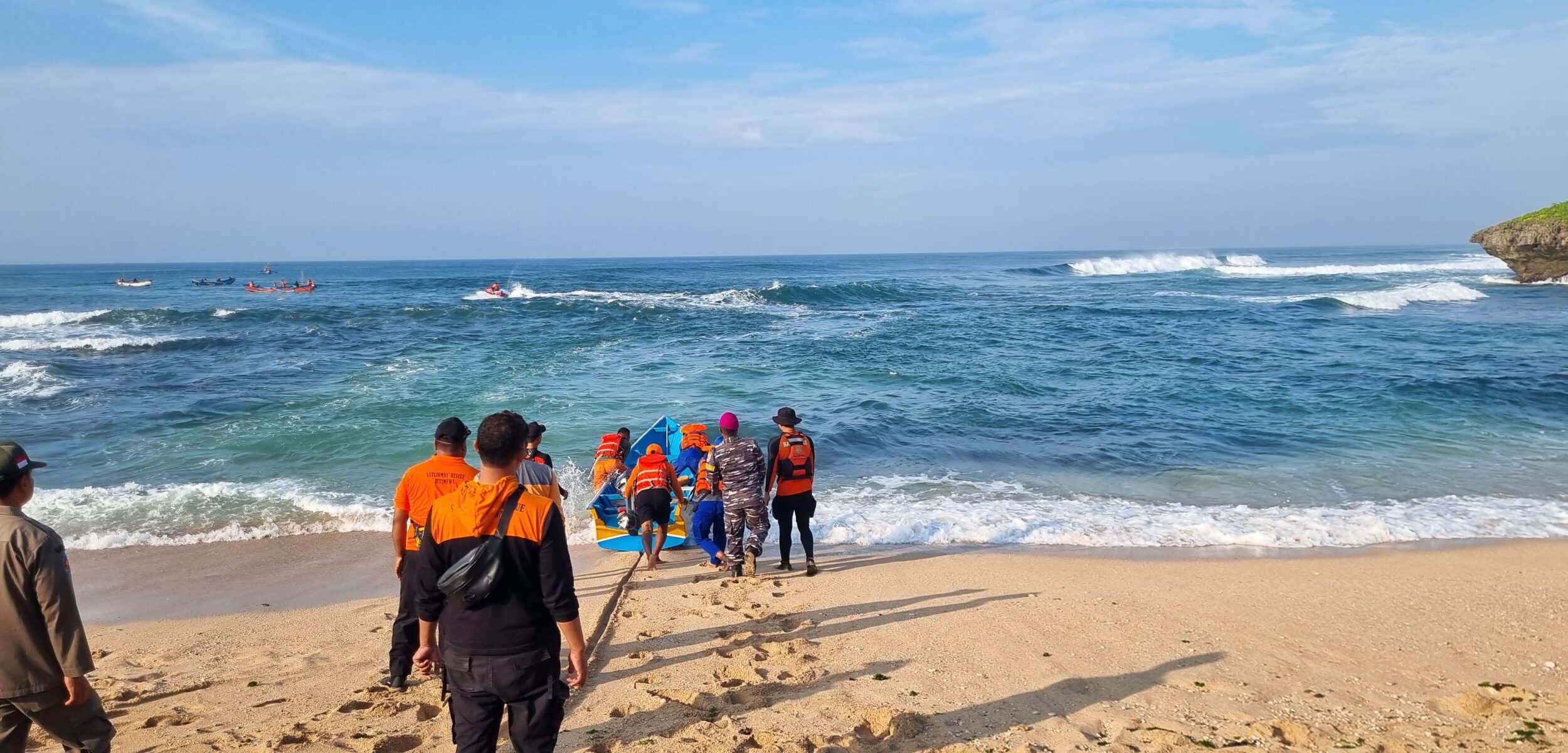 Penyelamatan korban tenggelam siswa SMPN 7 Mojokerto oleh SAR gabungan pada Kamis (29/1/2025) (Foto : Basarnas Yogyakarta)
