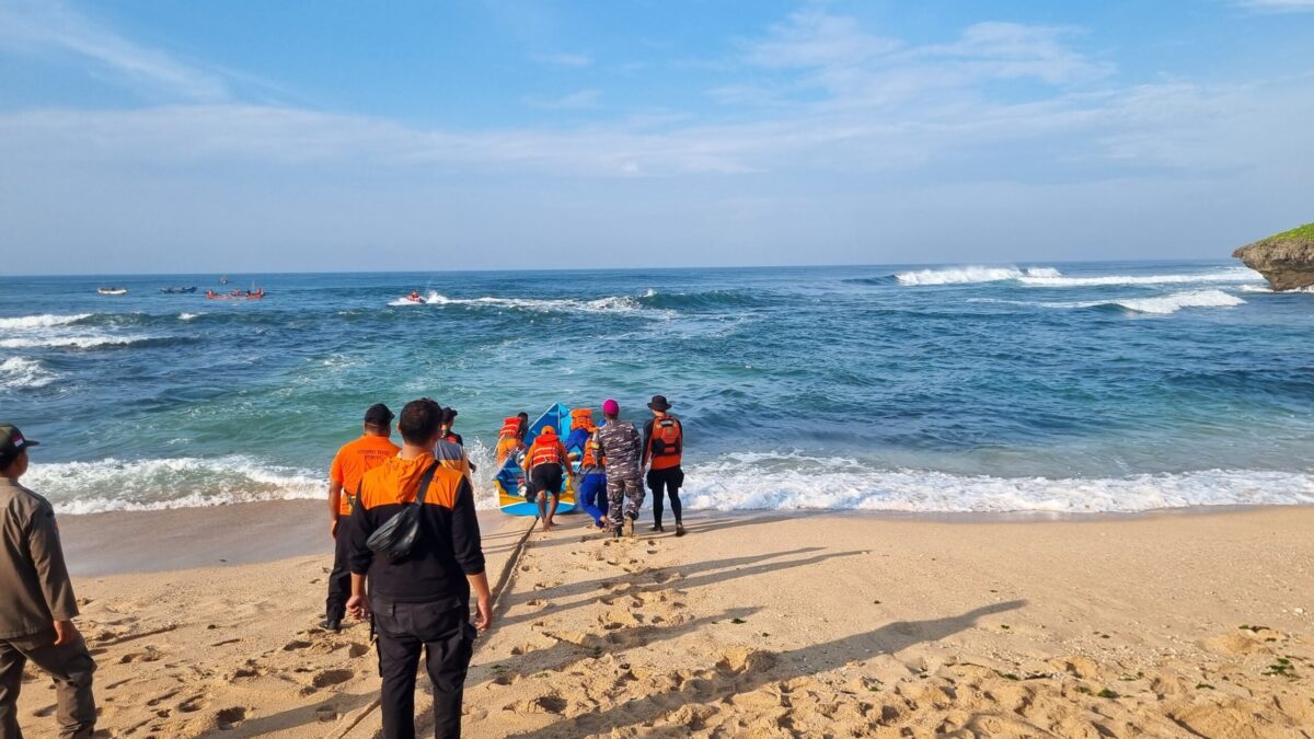 Penyelamatan korban tenggelam siswa SMPN 7 Mojokerto oleh SAR gabungan pada Kamis (29/1/2025) (Foto : Basarnas Yogyakarta) 