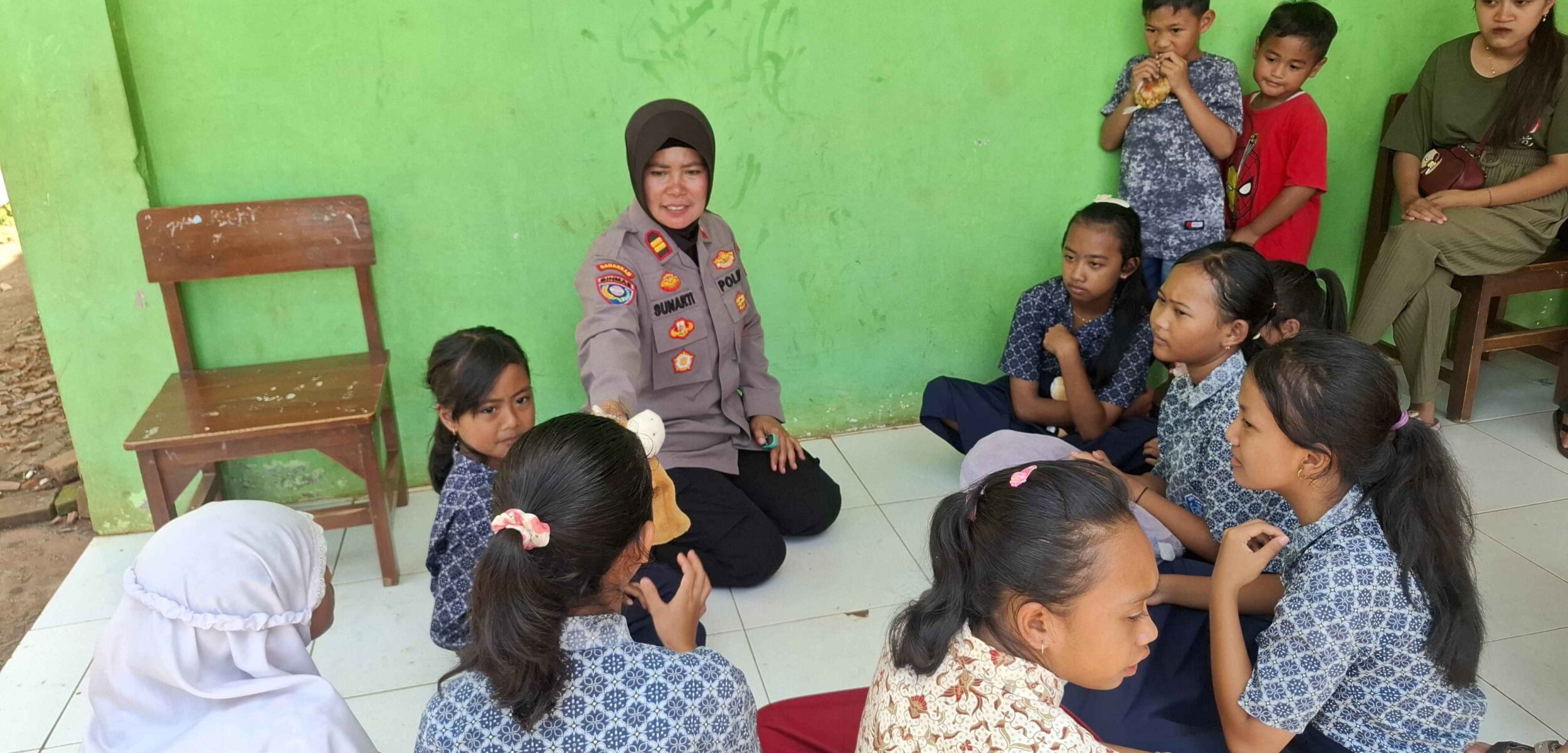 Polres Pasuruan Berikan Trauma Healing bagi Anak-anak Korban Tanah Gerak di Cowek