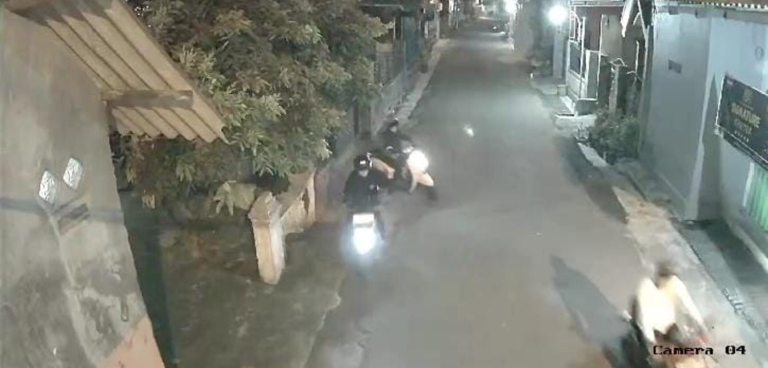 Tangkapan layar rekaman CCTV yang memperlihatkan aksi pencurian motor, Rabu (5/2/2025) pagi sekitar pukul 04.19 WIB (Redaksi / Kabarterdepan.com) 
