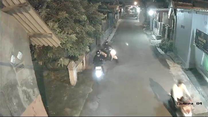 Tangkapan layar rekaman CCTV yang memperlihatkan aksi pencurian motor, Rabu (5/2/2025) pagi sekitar pukul 04.19 WIB (Redaksi / Kabarterdepan.com) 