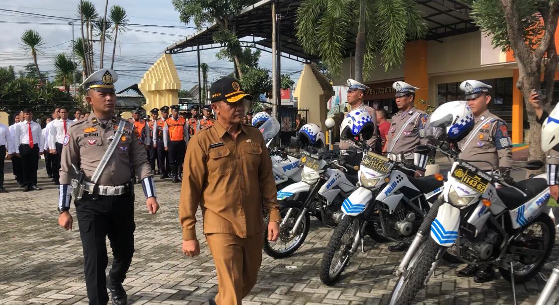 Sekertaris Daerah Kabupaten Mojokerto, Teguh Gunarko didampingi Kanit Gakkum Satlantas Polres Mojokerto, Ipda Beni Hermawan melakukan pengecekan personel, Senin (10/2/2025) pagi (Redaksi / Kabarterdepan.com)