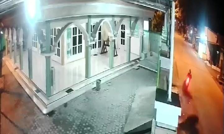 Tangkapan layar kecelakaan terjadi di Jalan Raya Desa Mojowono Kecamatan Kemlagi, Kabupaten Mojokerto, Senin (10/2/2025) dini hari sekitar pukul 02.00 WIN (Redaksi / Kabarterdepan.com) 