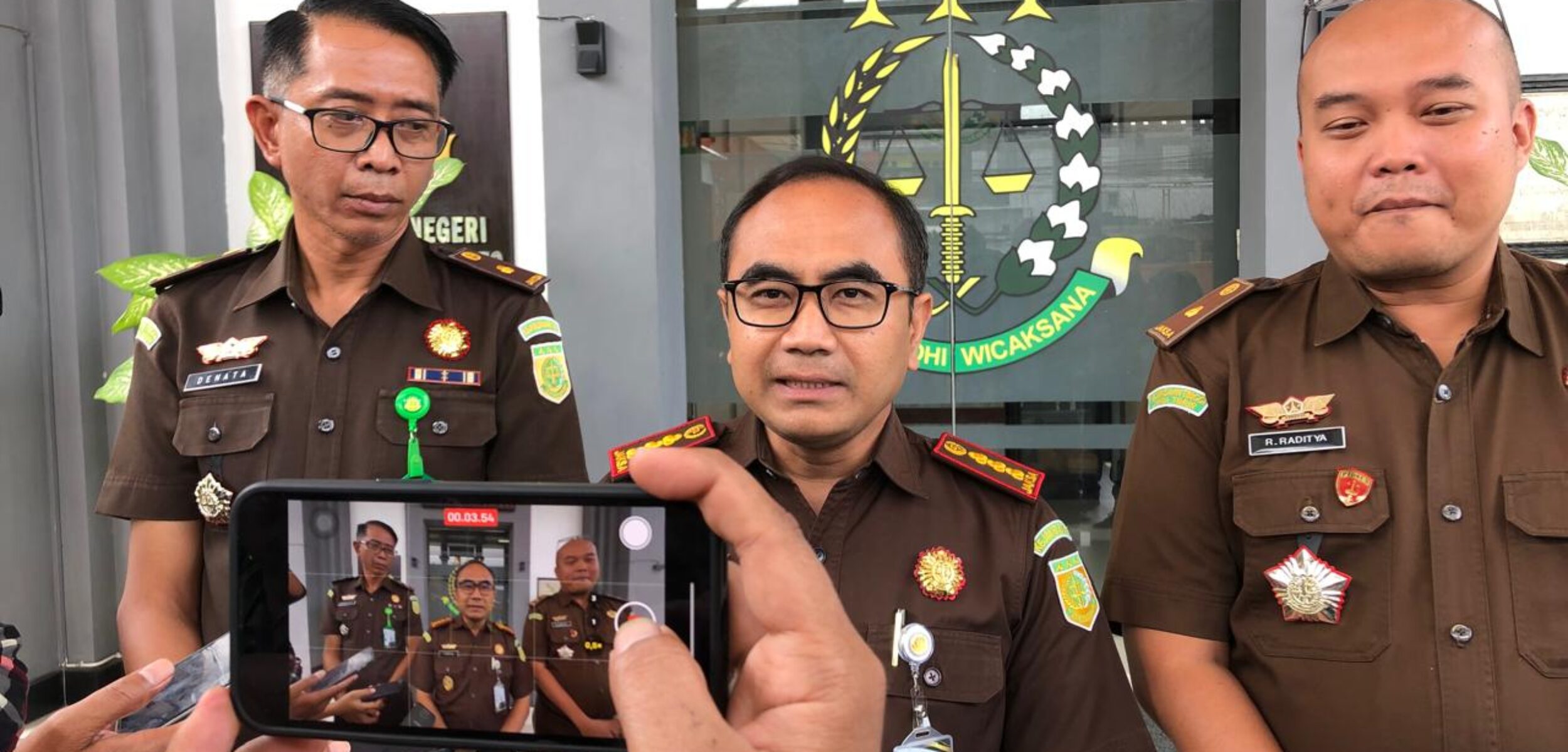 Kepala Kejaksaan Negeri Kabupaten Mojokerto, Endang Tirtana saat konferensi pers, Senin (10/2/2025) siang (Redaksi / Kabarterdepan.com) 