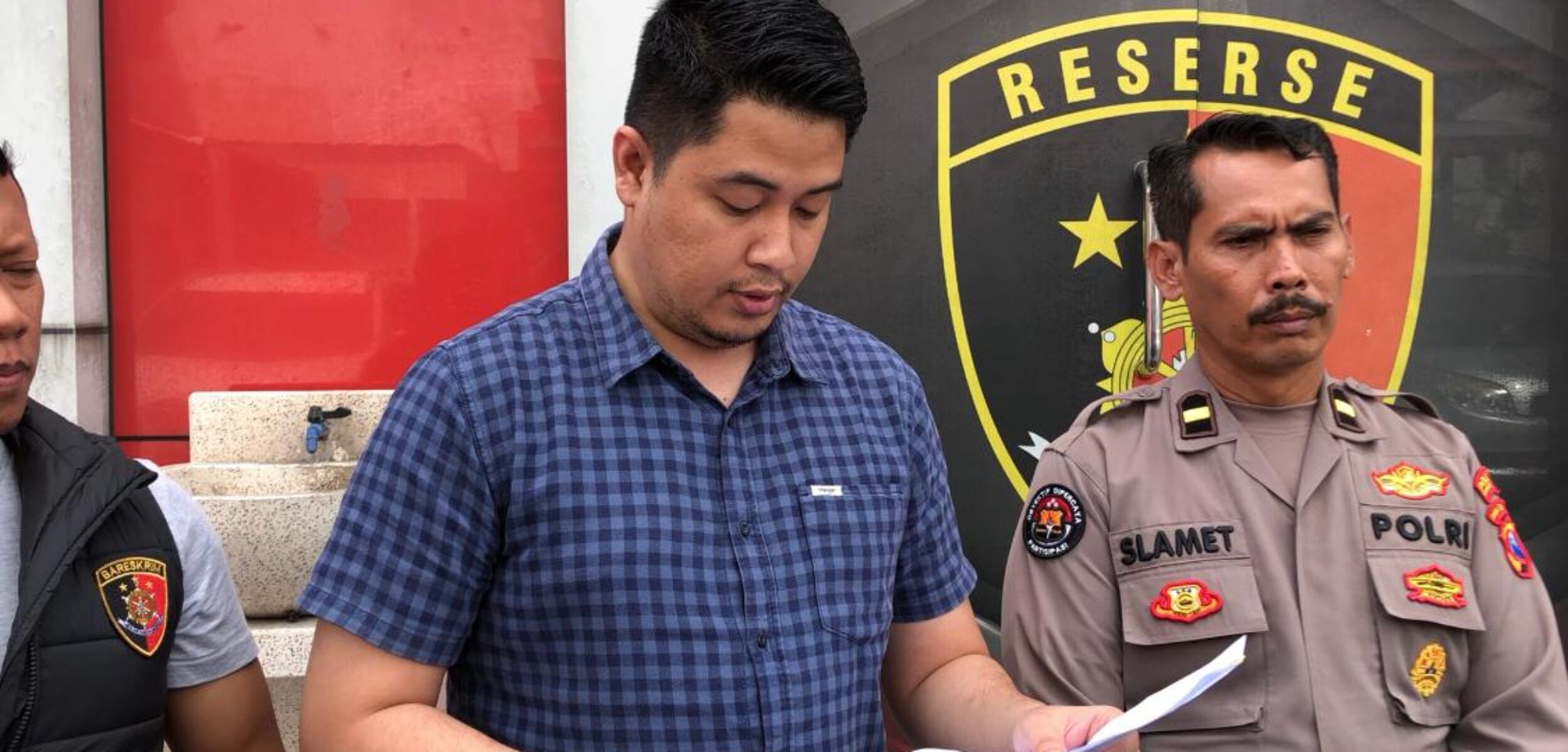 Kasat Reskrim Polres Mojokerto Kota, AKP Siko Sesaria Putra Suma saat doorstop, Selasa (11/2/2025) (Redaksi / Kabarterdepan.com)