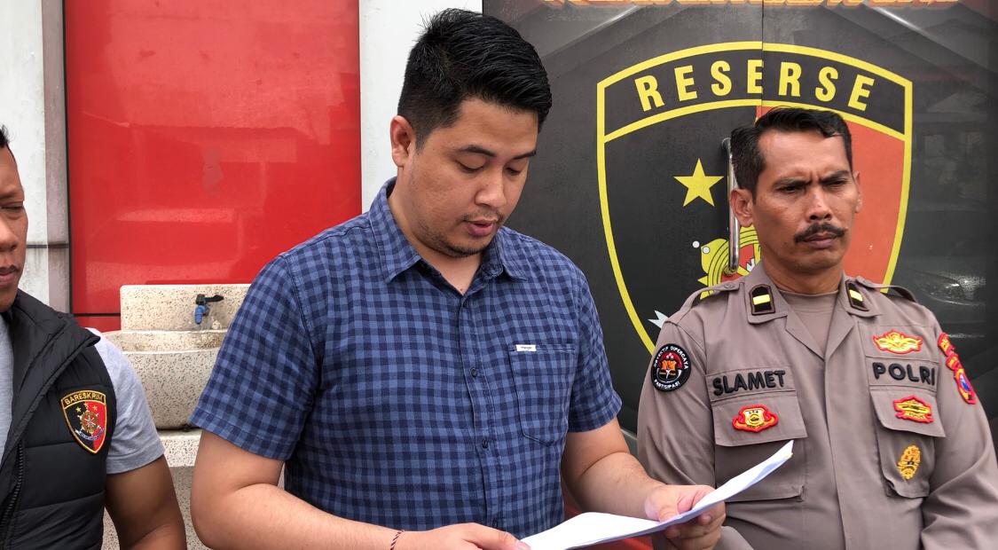 Kasat Reskrim Polres Mojokerto Kota, AKP Siko Sesaria Putra Suma saat doorstop, Selasa (11/2/2025) (Redaksi / Kabarterdepan.com) 