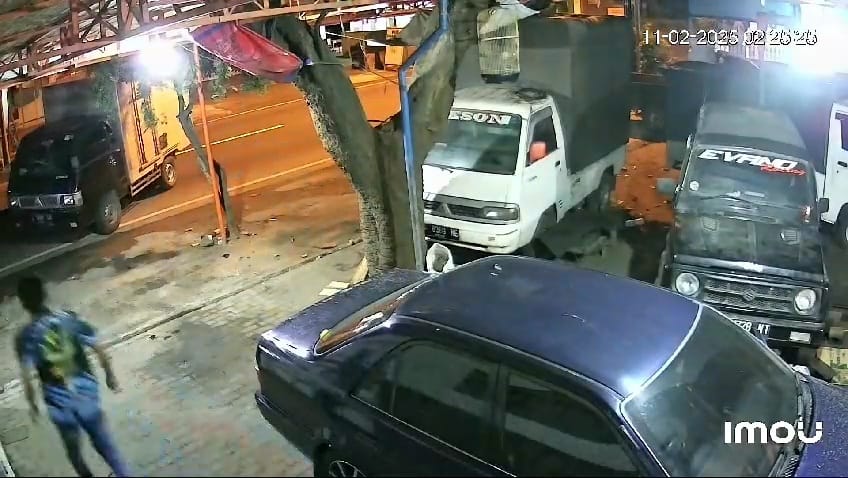 Tangkapan layar rekaman CCTV yang memperlihatkan aksi pencurian mobil di bengkel Desa Blimbingsari, Kecamatan Sooko, Kabupaten Mojokerto, Selasa (11/2/2025) malam (Redaksi / Kabarterdepan.com) 