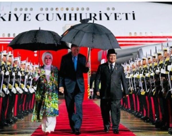 Presiden Prabowo Sambut Hangat Kedatangan Presiden Erdogan di Bandara