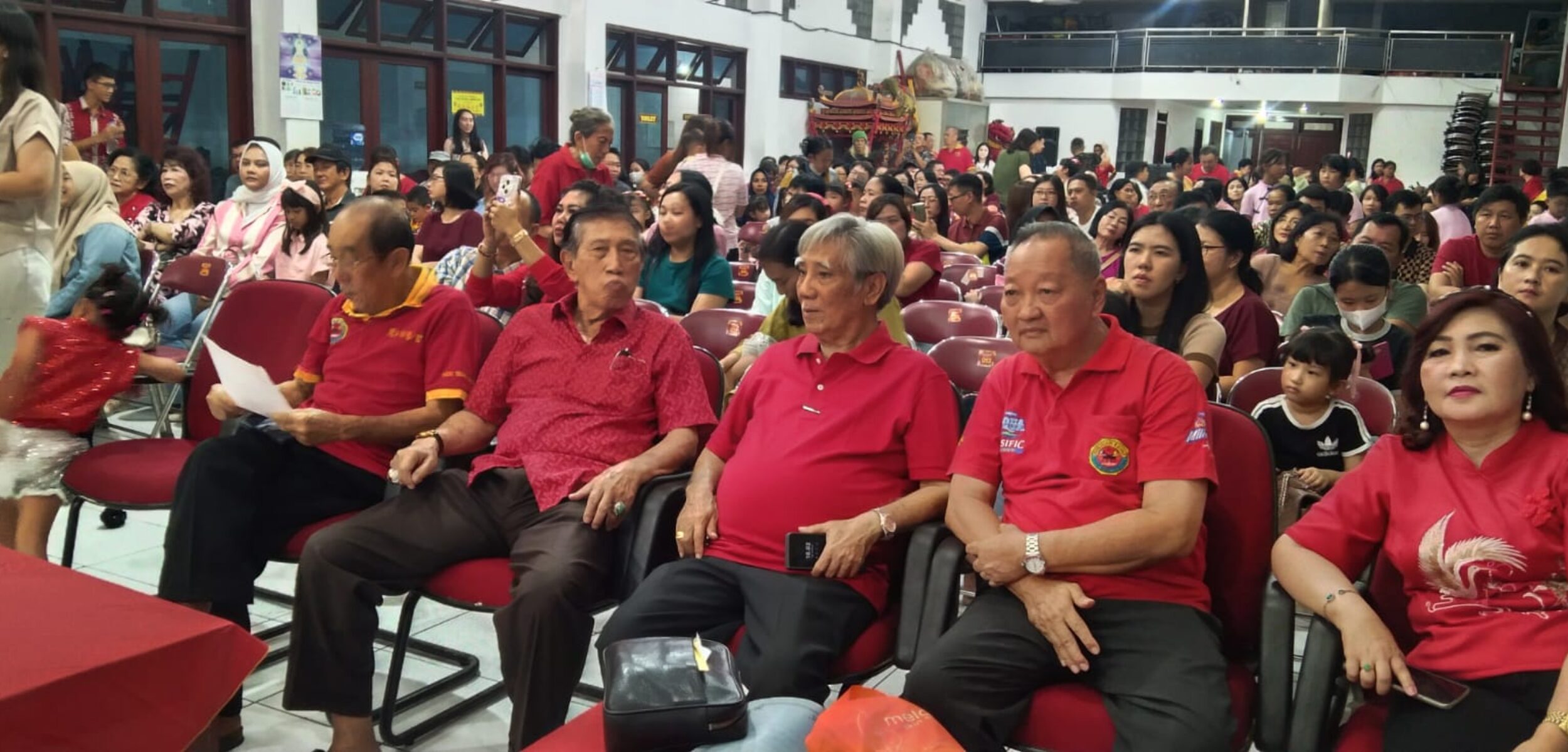 Meriahnya Puncak Perayaan Cap Go Meh 2025 di Klenteng Hok Sian Kiong Kota Mojokerto