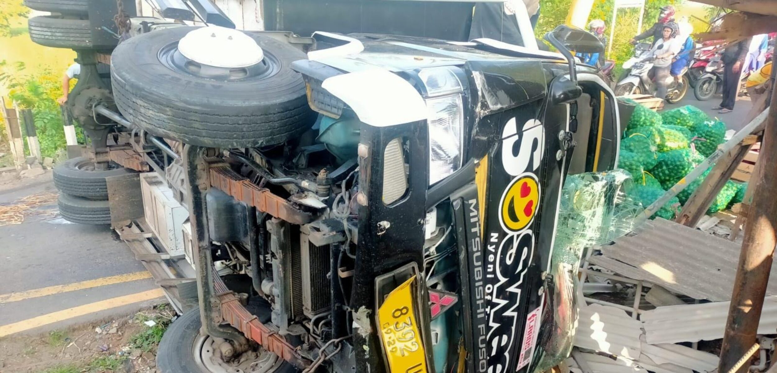 Kondisi truk saat terguling setelah terlibat kecelakaan di dekat perlintasan kereta api Desa Kepuhanyar, Kecamatan Mojoanyar, Kabupaten Mojokerto, Kamis (13/2/2025) pagi (Redaksi / Kabarterdepan.com) 