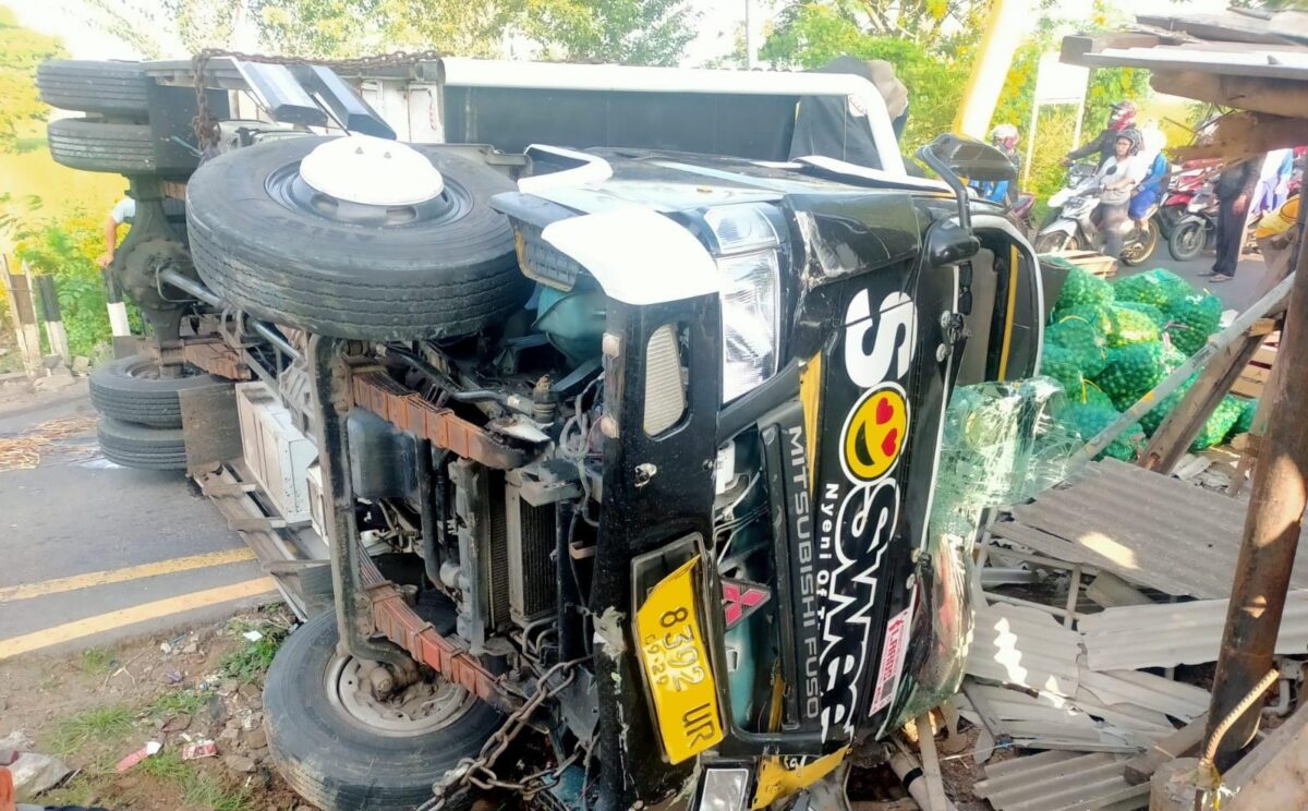 Kondisi truk saat terguling setelah terlibat kecelakaan di dekat perlintasan kereta api Desa Kepuhanyar, Kecamatan Mojoanyar, Kabupaten Mojokerto, Kamis (13/2/2025) pagi (Redaksi / Kabarterdepan.com) 