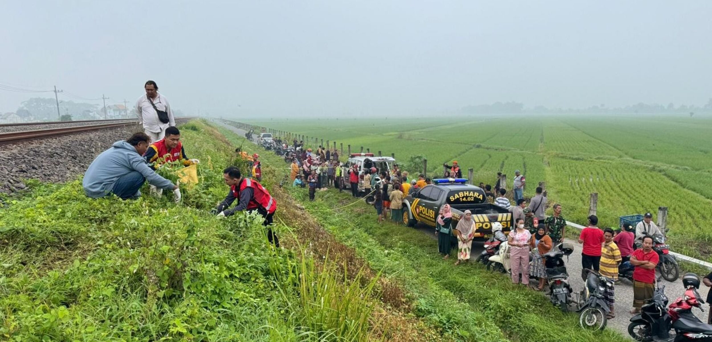 Petugas kepolisian melakukan olah TKP di area perlintasan kereta api di Dusun Kedawang, Desa Karangkedawang, Kecamatan Sooko, Kabupaten Mojokerto, Jumat (14/2/2025) (Redaksi / Kabarterdepan.com) 