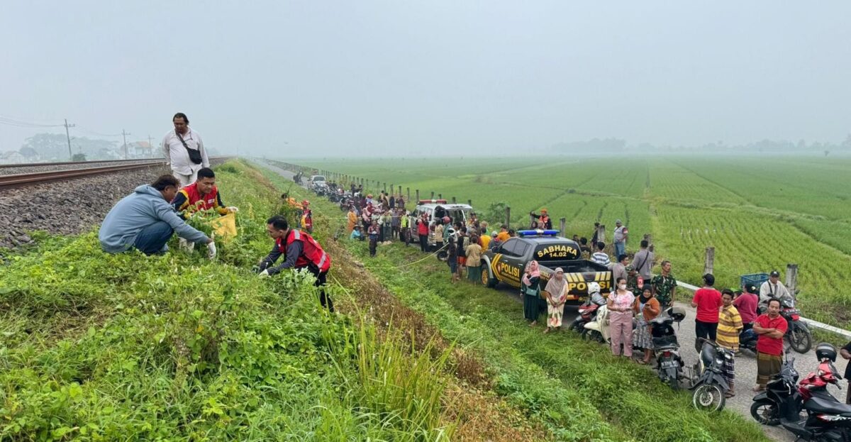 Petugas kepolisian melakukan olah TKP di area perlintasan kereta api di Dusun Kedawang, Desa Karangkedawang, Kecamatan Sooko, Kabupaten Mojokerto, Jumat (14/2/2025) (Redaksi / Kabarterdepan.com) 