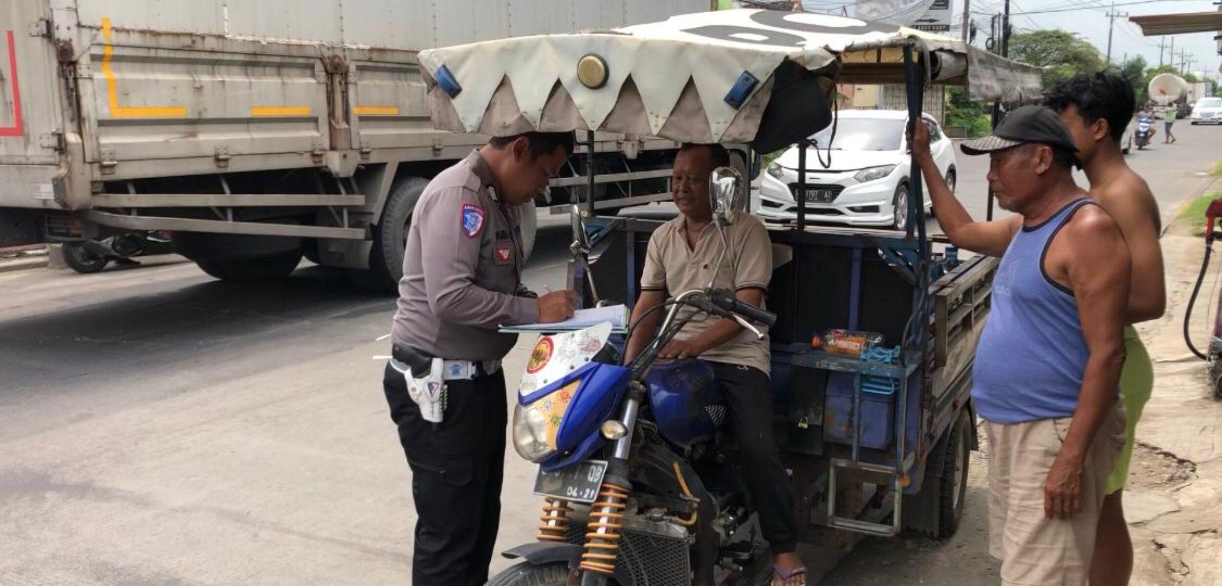 Diduga Bergurau saat Berkendara, Remaja 14 Tahun Terluka Usai Nabrak Kendaraan Roda 3 yang Parkir