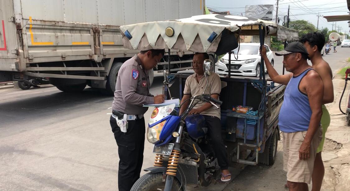 IMG 20250214 WA0058 1 Petugas sedang melakukan olah TKP kejadian kecelakaan di Jalan Raya Desa Belahan Tengah, Kecamatan Mojosari, Kabupaten Mojokerto, Jumat (14/2/2025) siang (Redaksi / Kabarterdepan.com)