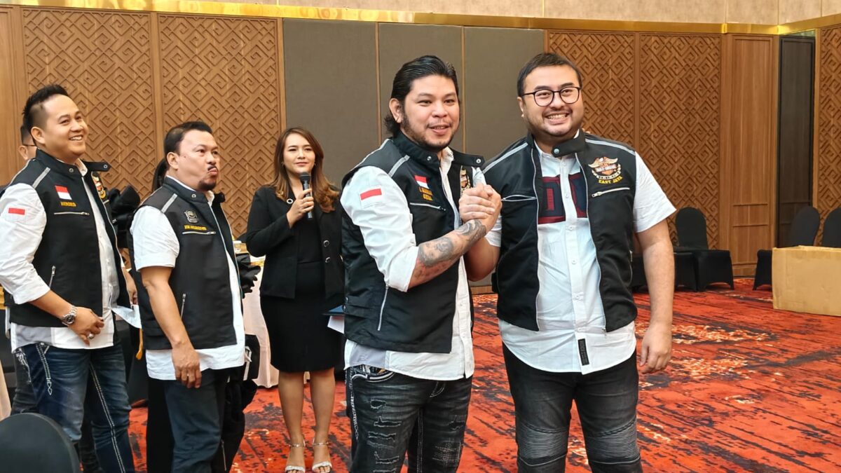 Ketua HDCI Surabaya, Indra Irawan Rimba saat memberikan selamat usai mengenakan vest kepada member baru di Rakercab HDCI Surabaya, Sabtu (15/2/2025) sore (Redaksi / Kabarterdepan.com) 