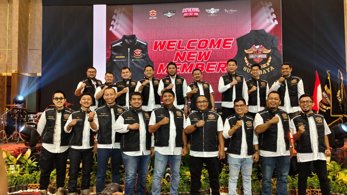 Pengurus HDCI Surabaya bersama member baru usai pemberian vest, Sabtu (15/2/2025) sore (Redaksi / Kabarterdepan.com) 