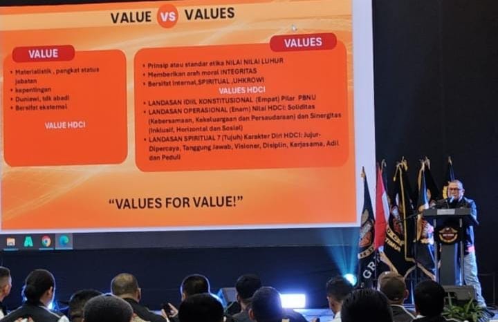 Sekjen HDCI Pusat, Husdi Kartono saat menyampaikan arahan, dalam Rakerda HDCI Jatim 2025 di Alana Hotel Malang, Sabtu (15/2/2025) (Redaksi / Kabarterdepan.com) 