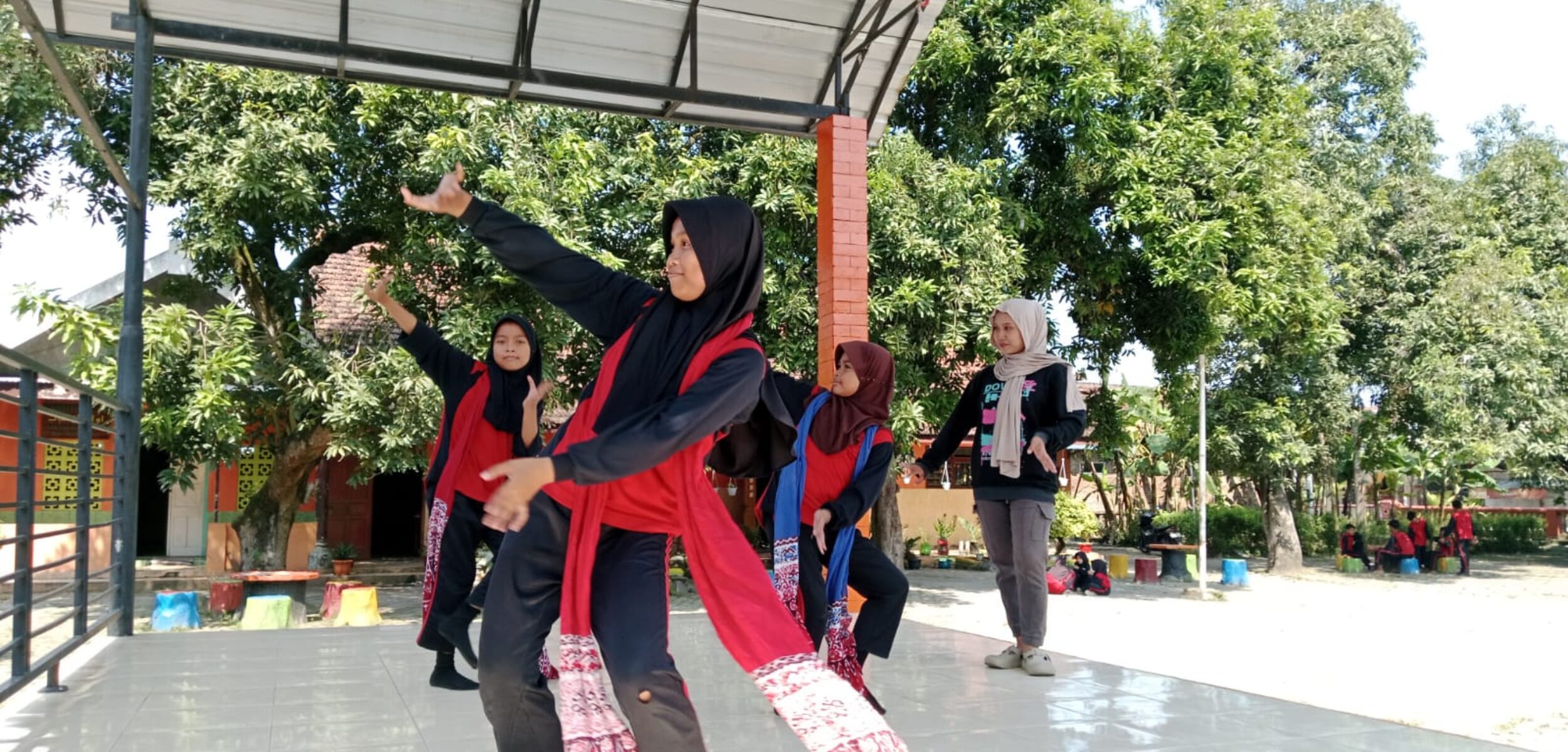 SD Sumbergirang 1 “Bakar Semangat” FLS2N dengan Latihan Tari yang Bikin Greget