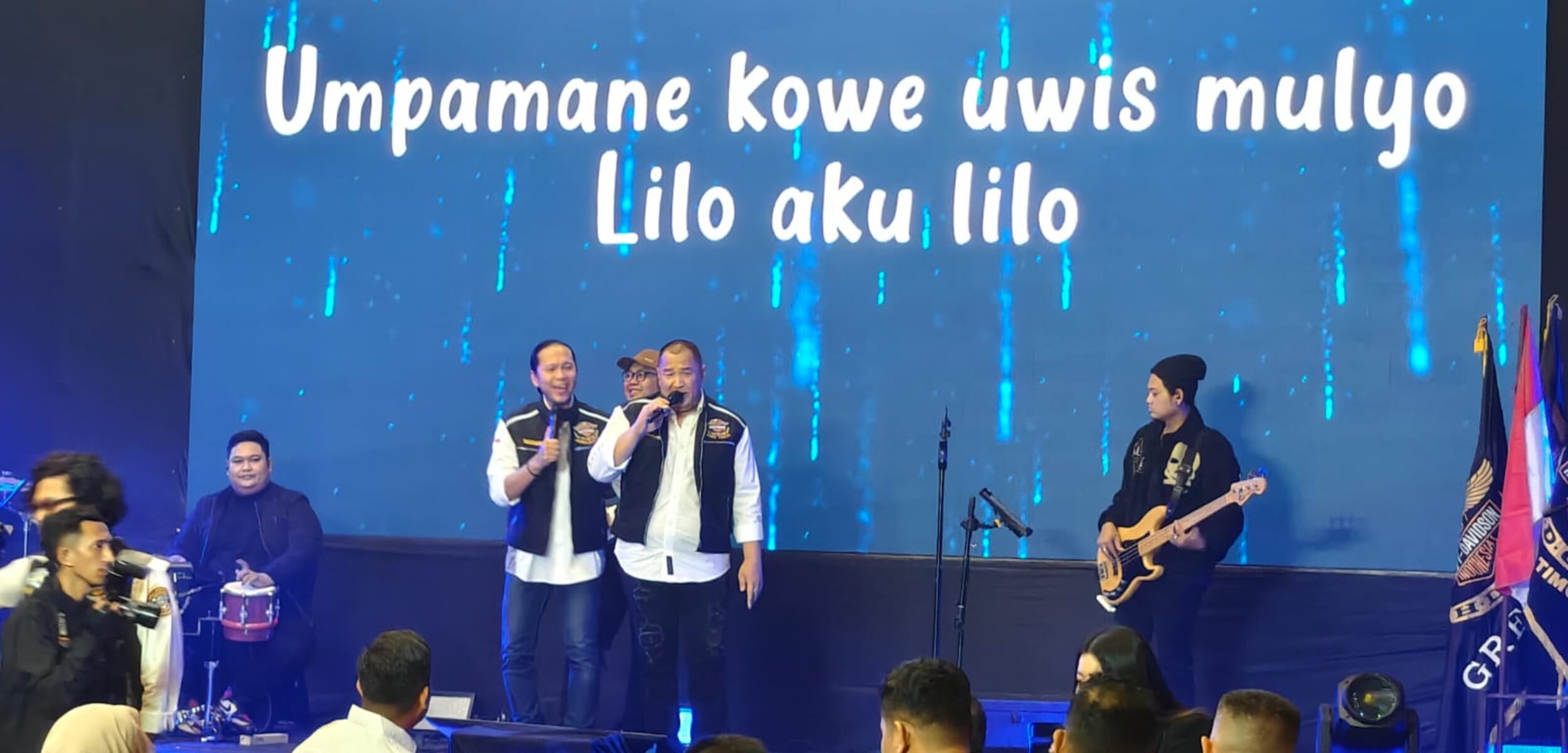 Pemilik Alana Hotel Malang, Gagah Eko Wibowo (kiri) menyanyi bersama Ketua HDCI Jatim, Tonny Wahyudi saat Malam Gala Dinner Rakerda HDCI Jatim 2025 di Alana Hotel Malang, Sabtu (15/2/2025) (Redaksi / Kabarterdepan.com)