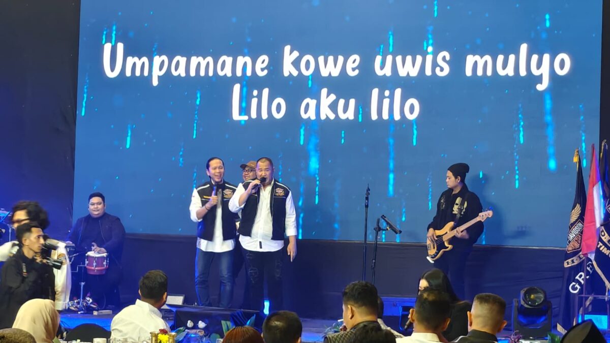 Pemilik Alana Hotel Malang, Gagah Eko Wibowo (kiri) menyanyi bersama Ketua HDCI Jatim, Tonny Wahyudi saat Malam Gala Dinner Rakerda HDCI Jatim 2025 di Alana Hotel Malang, Sabtu (15/2/2025) (Redaksi / Kabarterdepan.com) 