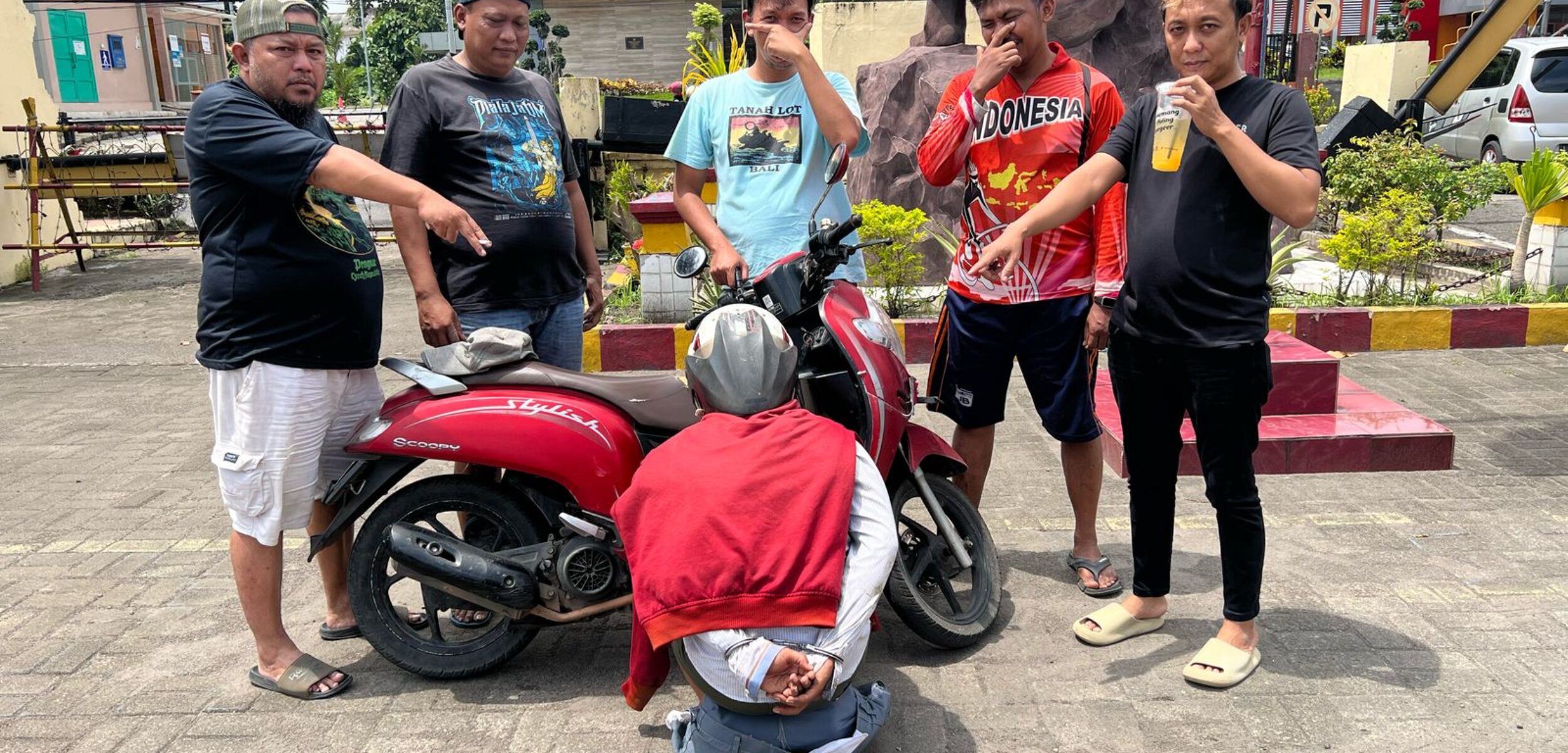 Polisi mengamankan pelaku penculikan anak saat melintas di Dusun Ngepung, Desa Curahmojo, Kecamatan Pungging, Kabupaten Mojokerto, Minggu (16/2/2025) pagi (Redaksi / Kabarterdepan.com) 