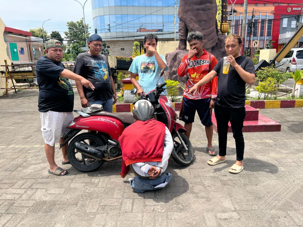 Polisi mengamankan pelaku penculikan anak saat melintas di Dusun Ngepung, Desa Curahmojo, Kecamatan Pungging, Kabupaten Mojokerto, Minggu (16/2/2025) pagi (Redaksi / Kabarterdepan.com) 