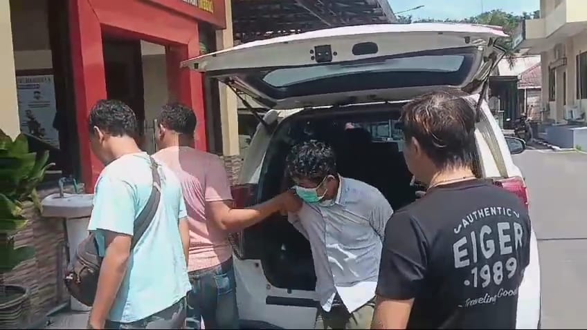 Pelaku saat digelandang ke Mapolres Mojokerto, Minggu (16/2/2025) pagi (Redaksi / Kabarterdepan.com) 