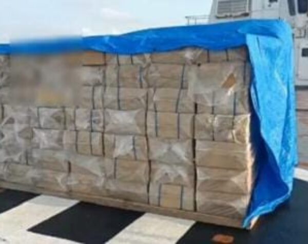 Bakamla Tangkap Kapal Kayu di Perairan Tembilahan, 200 Bal Rokok Ilegal Disita