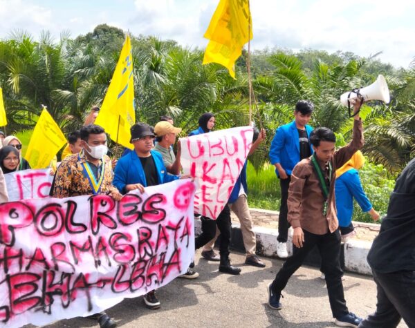 Tuntut Kinerja Kepolisian, Mahasiswa Demo di Polres Dharmasraya
