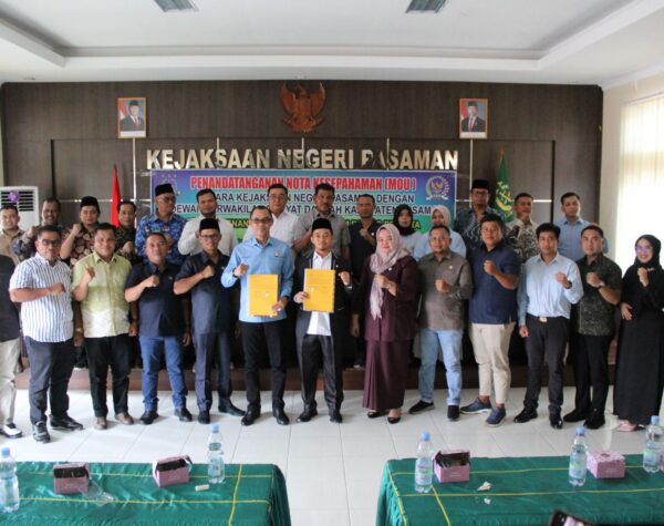 Kejari Pasaman dan DPRD Teken MoU: Perkuat Sinergi Hukum dan Transparansi