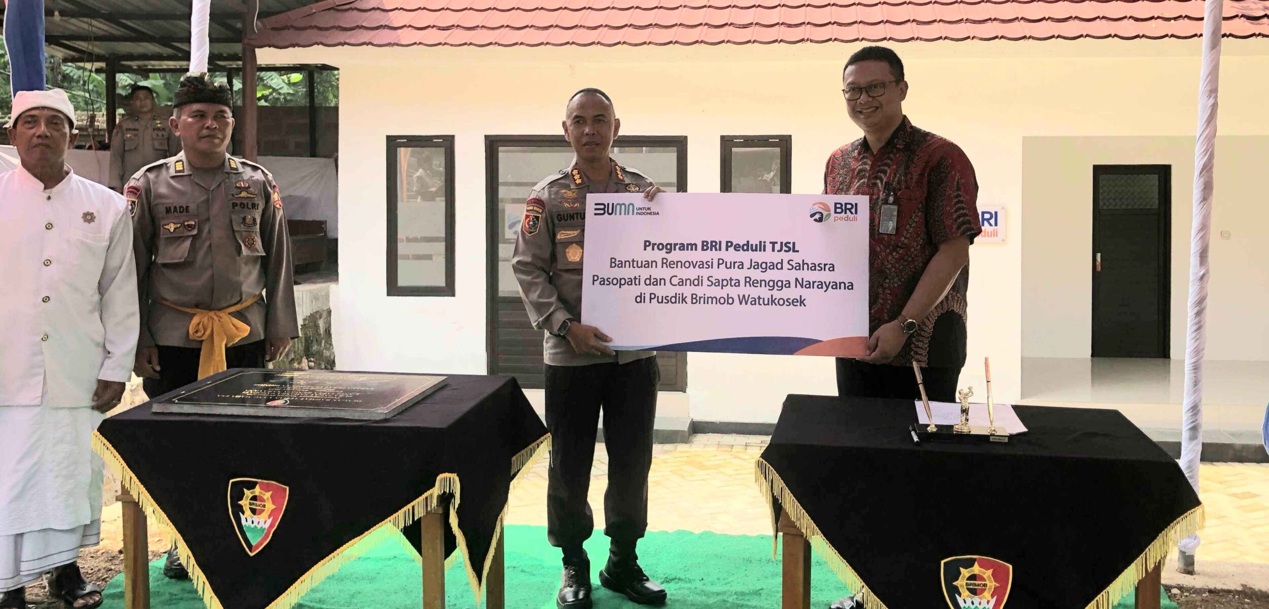 Wujud CSR, BRI Mojokerto Serahkan Bantuan Renovasi Pura Jagad Sahasra Pasopati dan Candi Sapta Rengga Narayana Pusdik Brimob Watukosek
