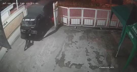 IMG 20250219 WA0068 1 Tangkapan layar rekaman CCTV yang memperlihatkan aksi pencurian mobil pikap di CV Batira di Desa Mejoyo, Kecamatan Bangsal, Kabupaten Mojokerto, Selasa (18/2/2025) kemarin malam (Redaksi / Kabarterdepan.com)
