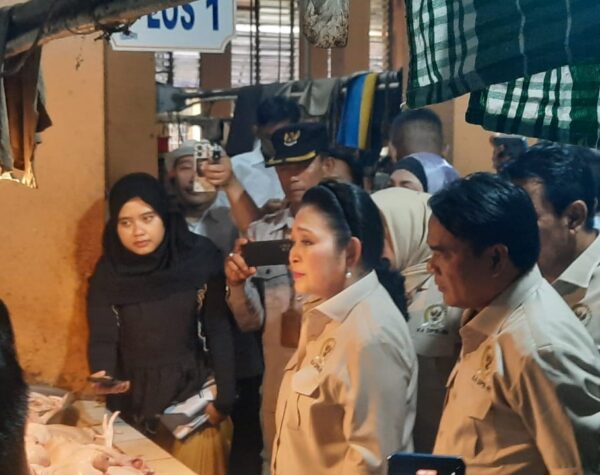 Pantau Pasar Beringharjo, Titiek Soeharto Berharap Harga Bahan Pokok Stabil Jelang Ramadan