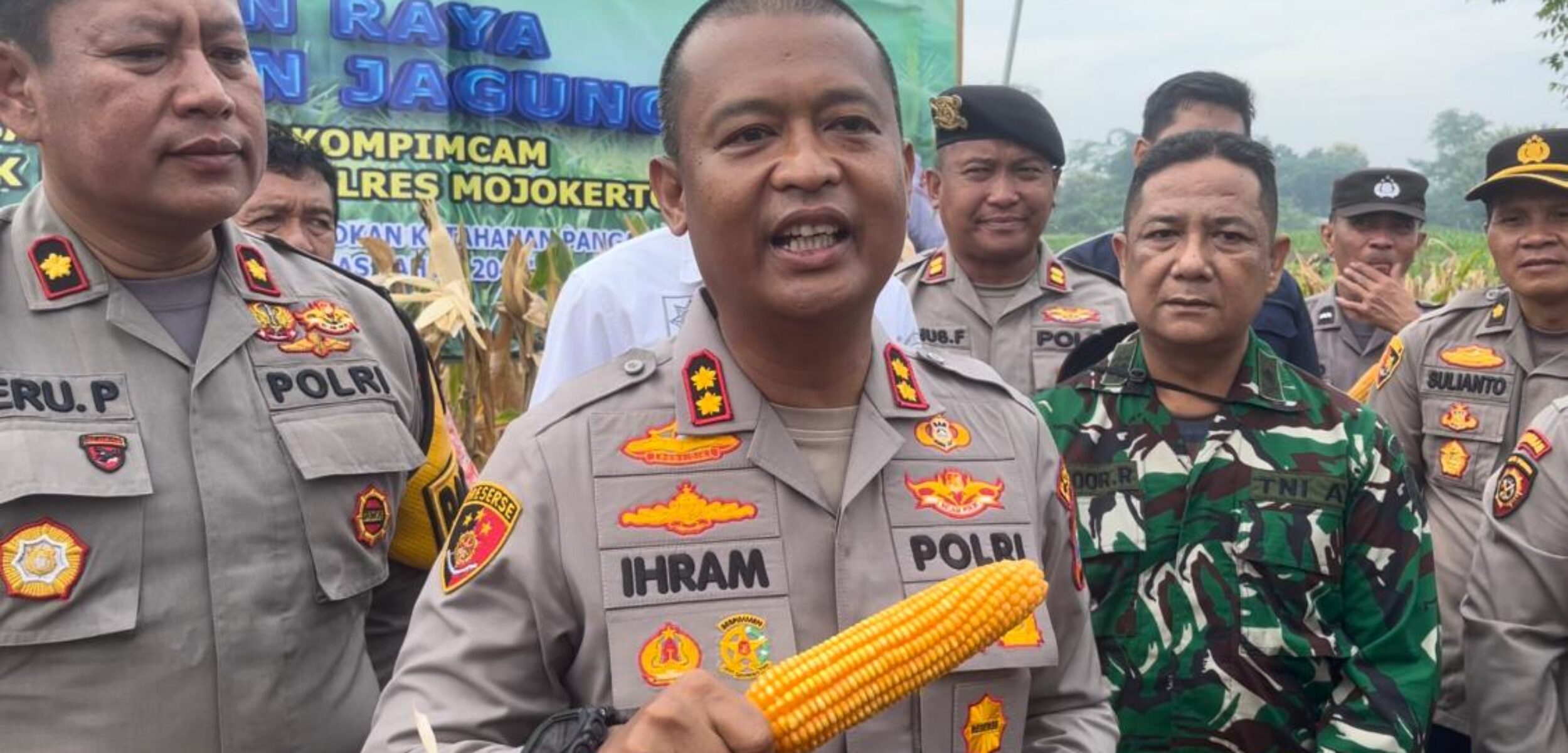Kapolres Mojokerto AKBP Ihram Kustarto usai menggelar panen jagung saat diwawancarai awak media, Kamis (20/2/2025) pagi (Redaksi / Kabarterdepan.com) 