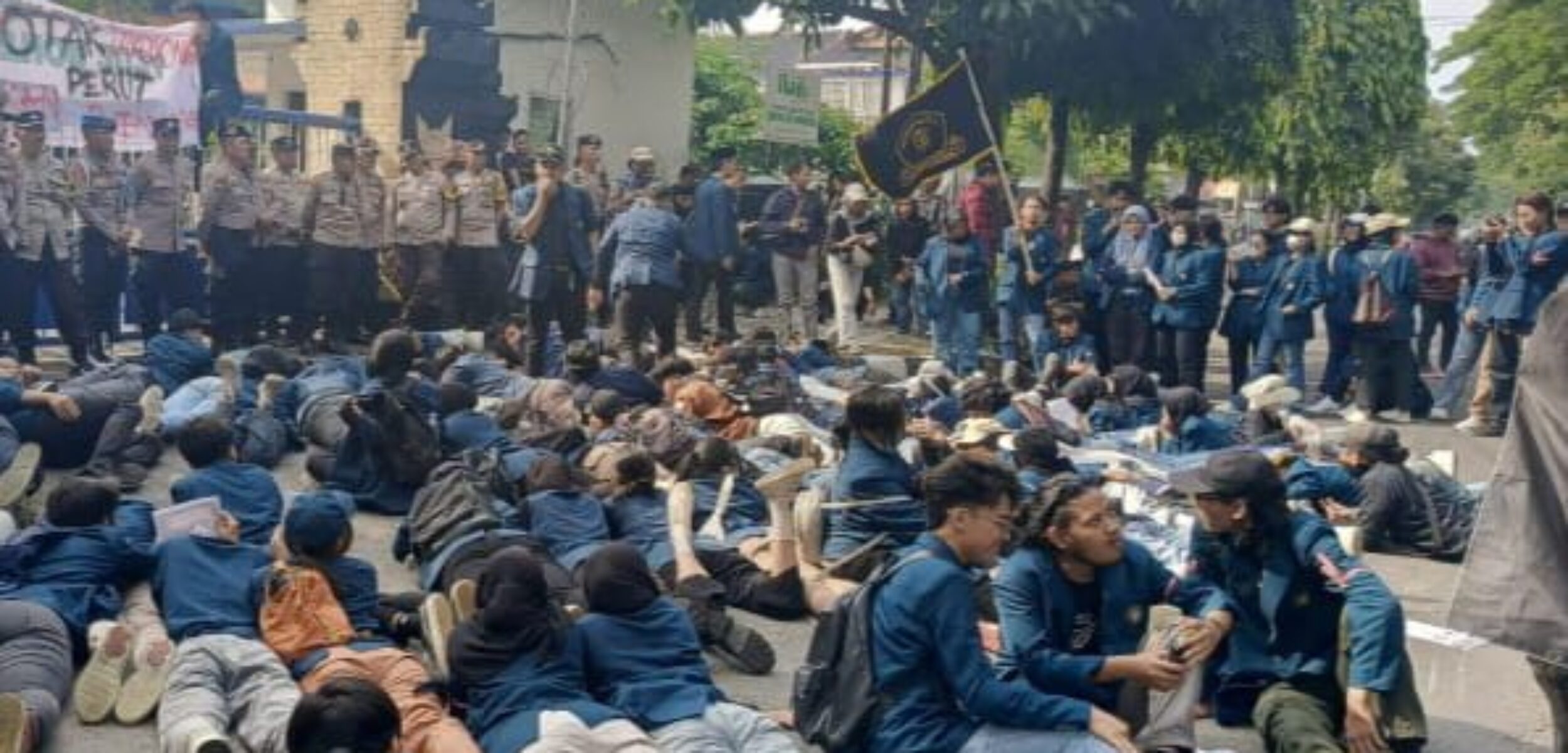 Mahasiswa Kediri Demo ‘Indonesia Gelap’, Desak Pemerintah Batalkan Efisiensi Anggaran