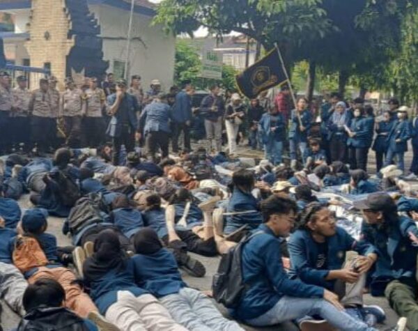 Mahasiswa Kediri Demo ‘Indonesia Gelap’, Desak Pemerintah Batalkan Efisiensi Anggaran