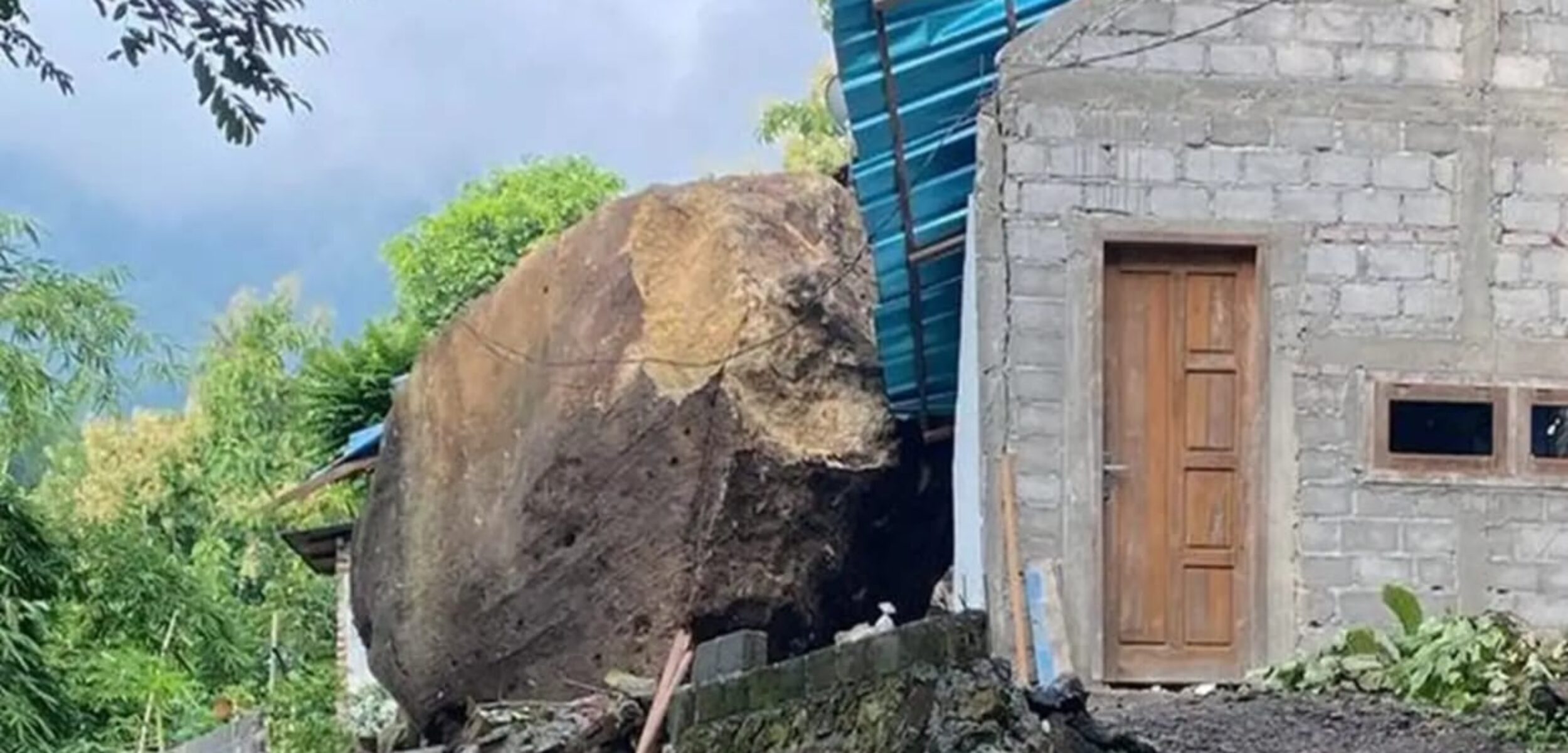 Batu Besar Hancurkan Rumah Warga Akibat Longsor di Ponorogo