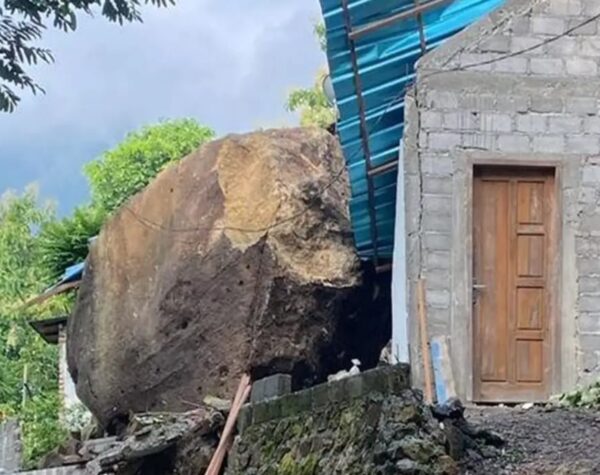 Batu Besar Hancurkan Rumah Warga Akibat Longsor di Ponorogo