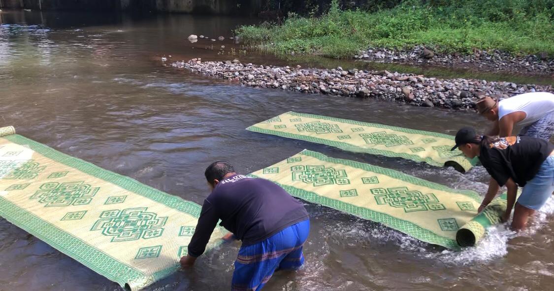 Proses cuci tikar di aliran sungai Kromong, Kecamatan Pacet, Kabupaten Mojokerto, Minggu (23/2/2025) pagi (Redaksi / Kabarterdepan.com) 