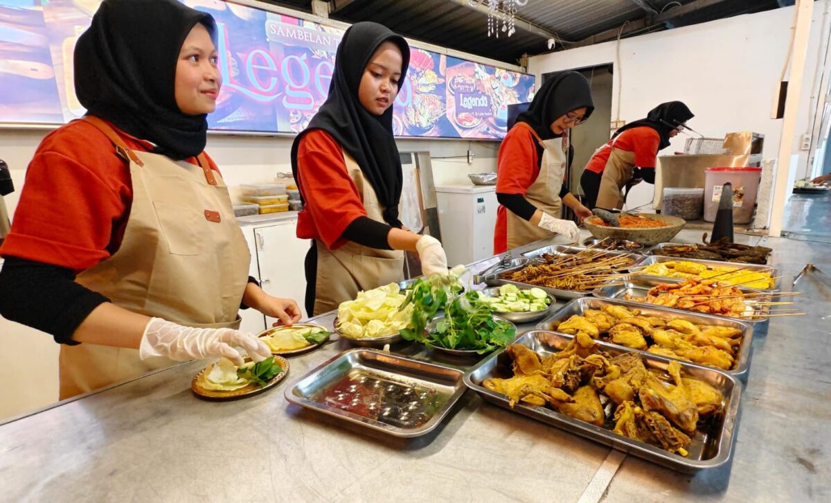 Aneka lauk Sambel Tempong Legenda hadir di Layar Sunfest (Pelataran Sunrise Mall) (Redaksi / Kabarterdepan.com) 