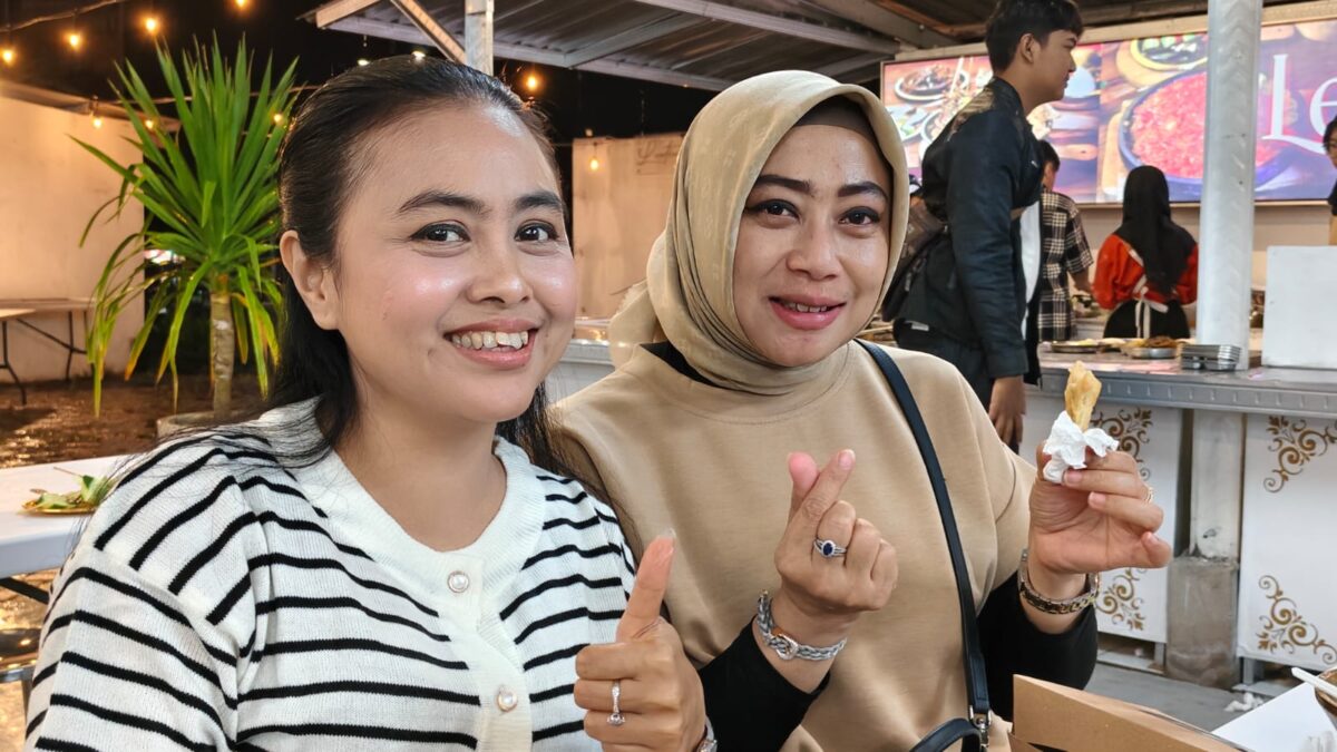 Ketua DPRD Kota Mojokerto Ery Purwanto dan Kadiskopukmperindag Kota Mojokerto Ani Wijaya menikmati Sambel Tempong Legenda (Redaksi / Kabarterdepan.com) 