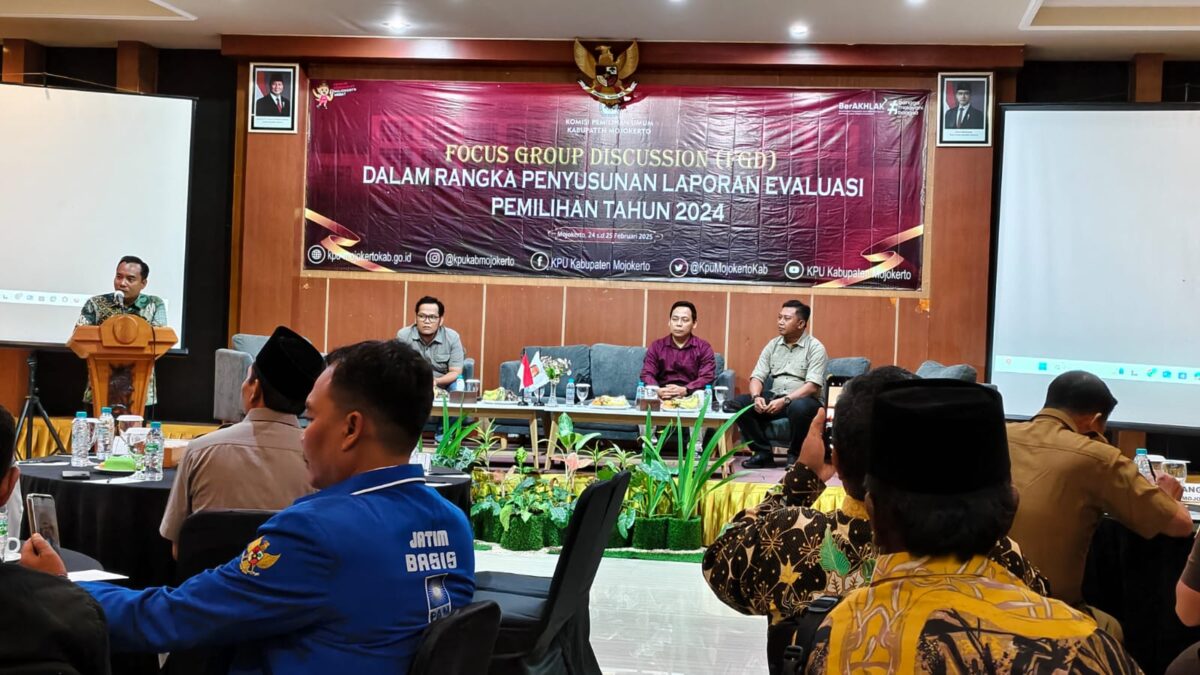 Ketua KPU Kabupaten Mojokerto, Afnan Hidayat menyampaikan sambutan saat FGD dalam rangka penyusunan laporan evaluasi pemilihan tahun 2024 di Arayanna Hotel & Resort, Jalan Udayana Nomor 11, Kecamatan Trawas, Kabupaten Mojokerto, Senin (24/2/2025) siang (Redaksi / Kabarterdepan.com) 