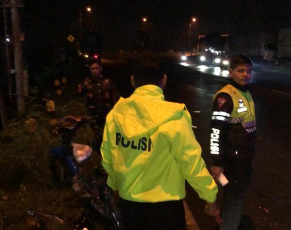 Usai Terlindas Dump Truk, Pemotor di Mojokerto Meregang Nyawa di Jalan