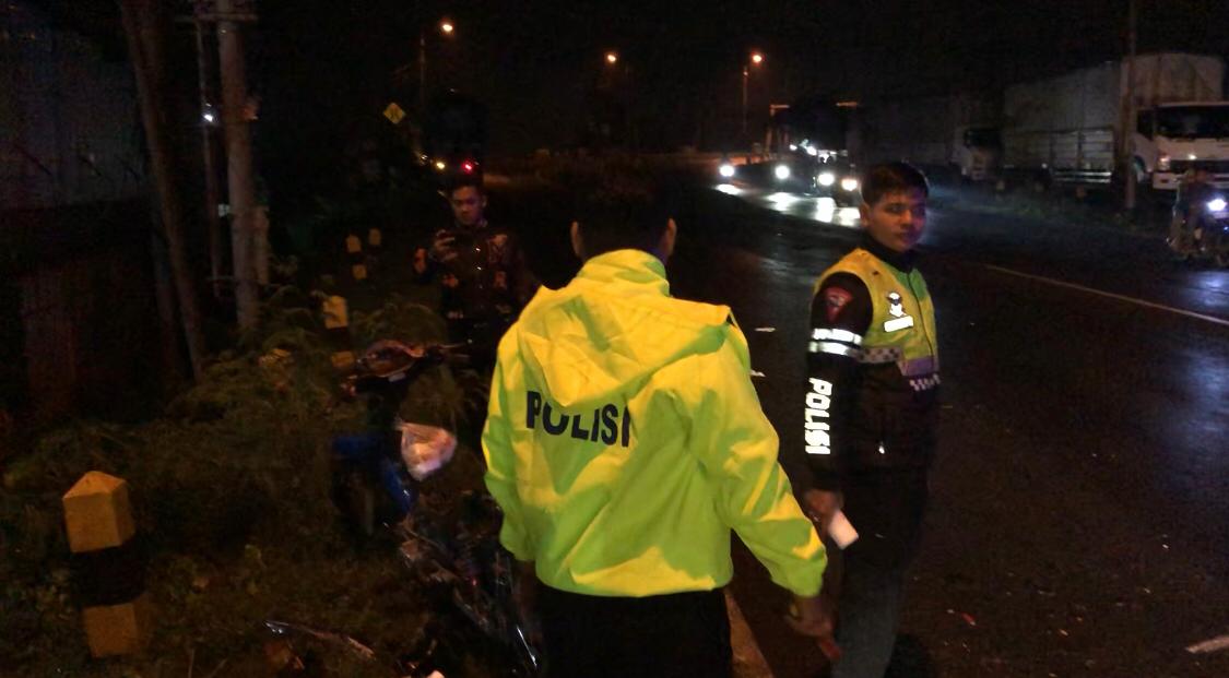 Polisi melakukan olah TKP di Jalan Raya Desa Ngrame, Kecamatan Pungging, Kabupaten Mojokerto, Selasa (25/2/2025) malam sekitar pukul 21.30 WIB (Redaksi / Kabarterdepan.com) 