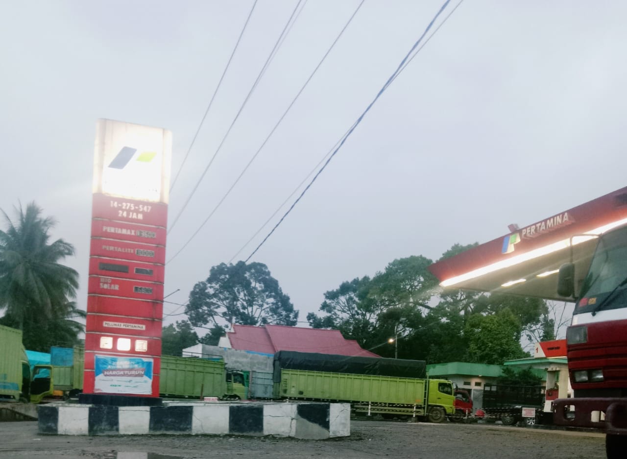 Konsumen Sebuah SPBU di Sei Betung