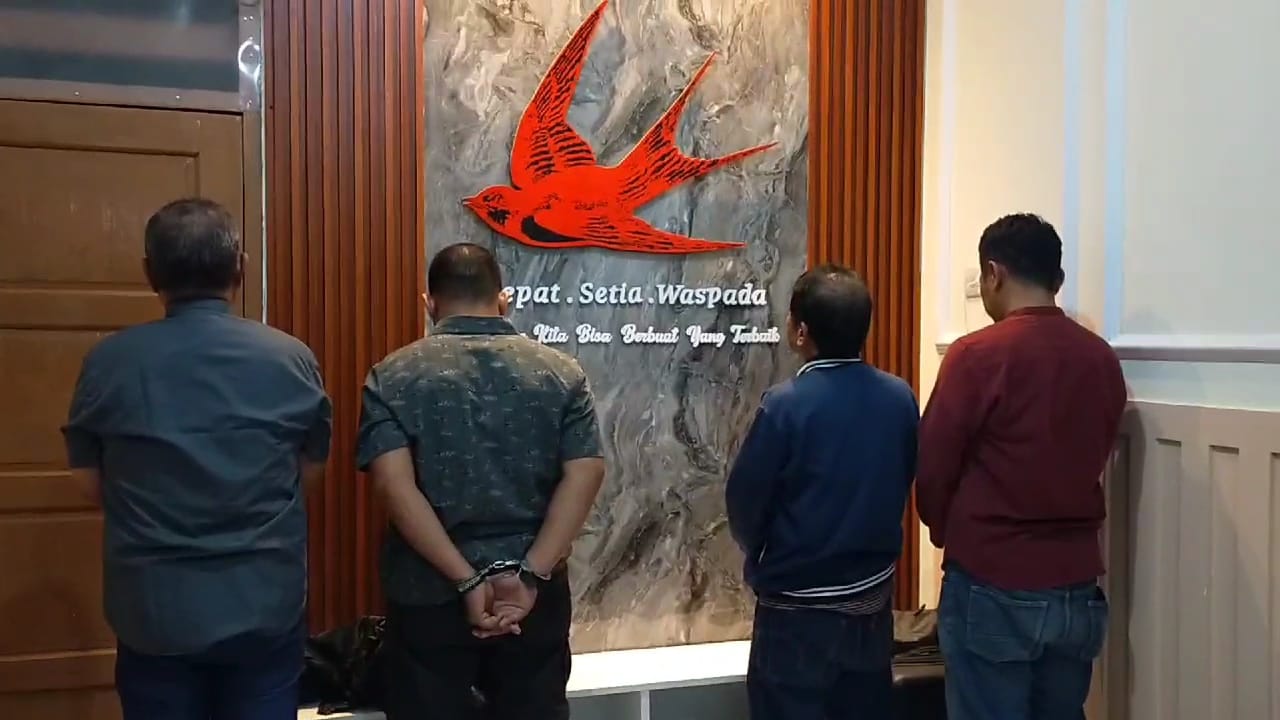 4 orang yang mengaku BIN diamankan anggota Korem 082/CPYJ Mojokerto di Hotel Raden Wijaya, Kota Mojokerto, Rabu (27/2/2025) malam (Redaksi / Kabarterdepan.com) 