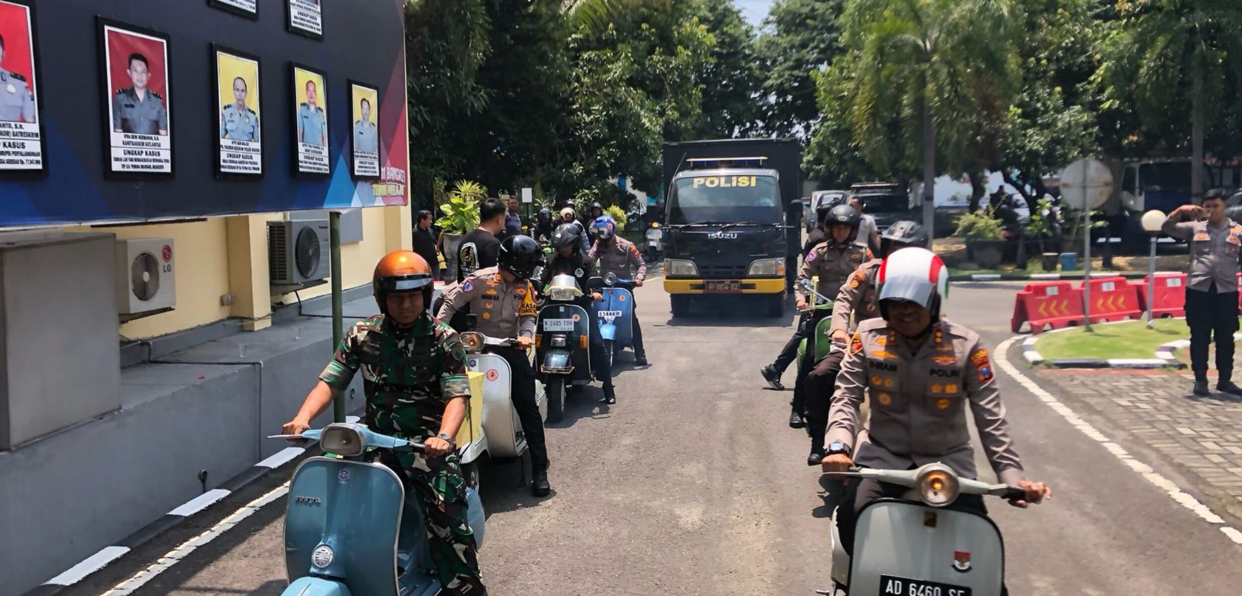 Naik Vespa, Polisi dan TNI Gandeng Mahasiswa Salurkan Baksos di Mojokerto