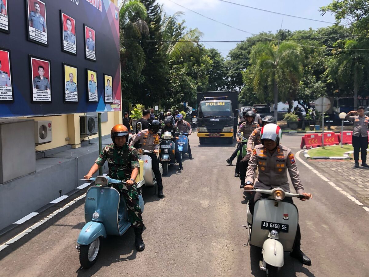 Pemberangkatan baksos di halaman Mapolres Mojokerto, Kamis (27/2/2025) siang (Redaksi / Kabarterdepan.com) 